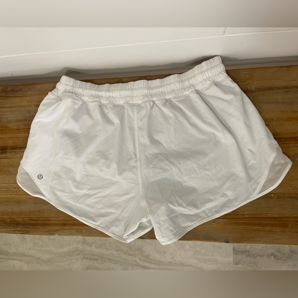 Lululemon hotty hot low-rise shorts 4” white - Picture 2 of 2